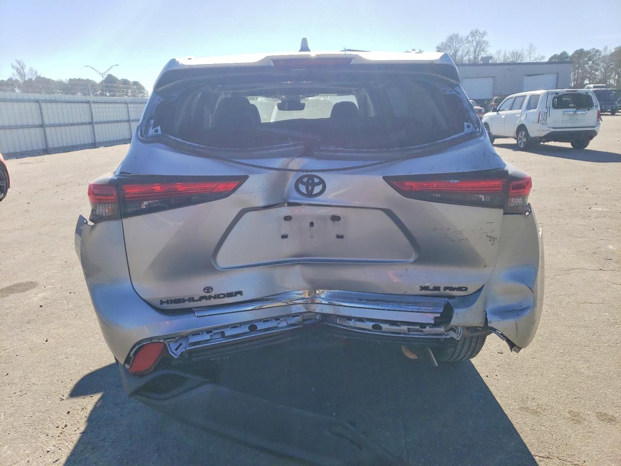 2021 TOYOTA HIGHLANDER XLE photo 6