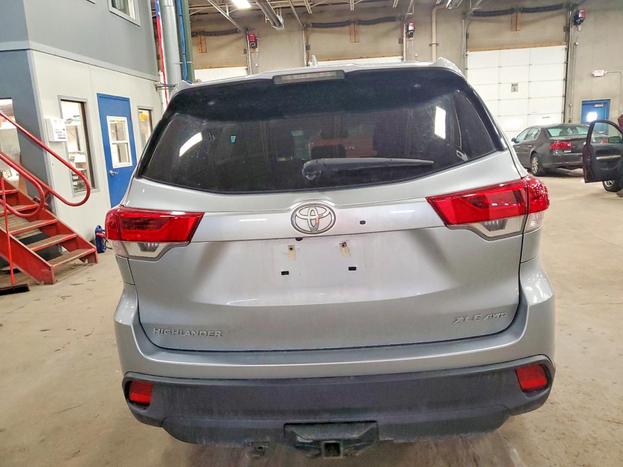 2018 TOYOTA HIGHLANDER SE photo 6