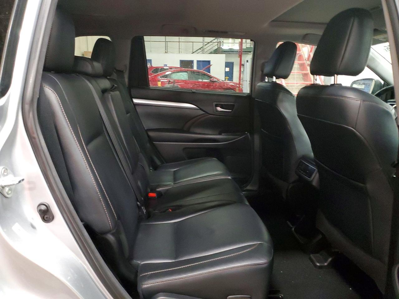 2018 TOYOTA HIGHLANDER SE photo 11