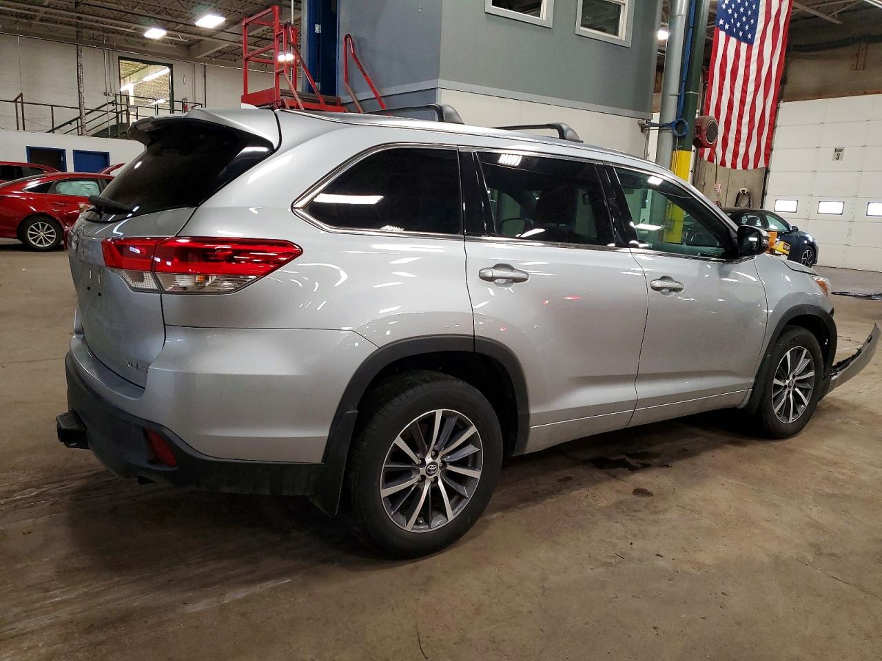 2018 TOYOTA HIGHLANDER SE photo 3