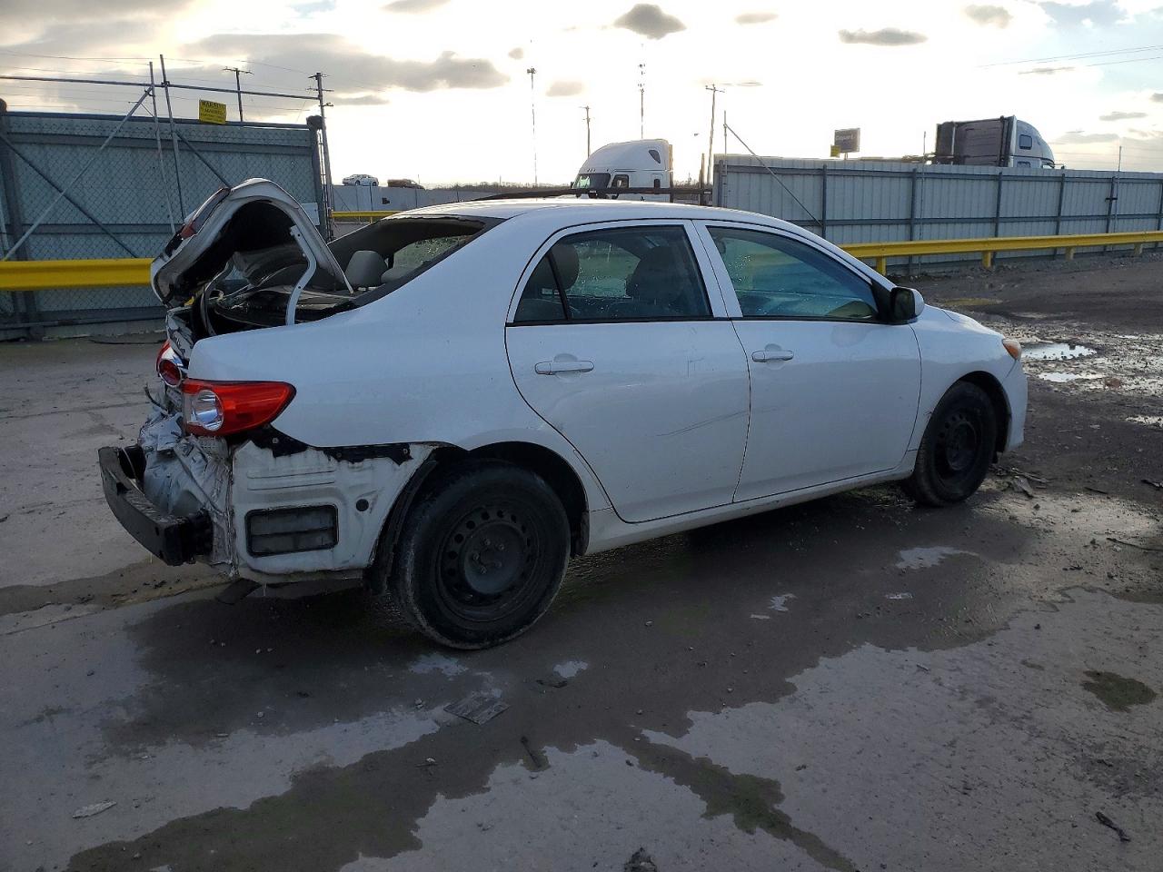 2013 TOYOTA COROLLA L photo 3