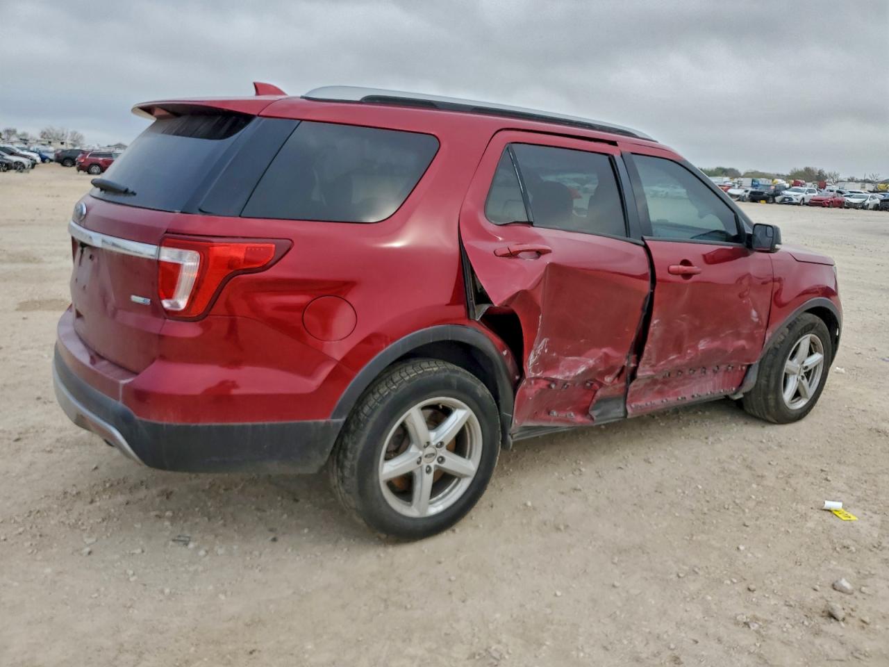 2016 FORD EXPLORER XLT photo 3