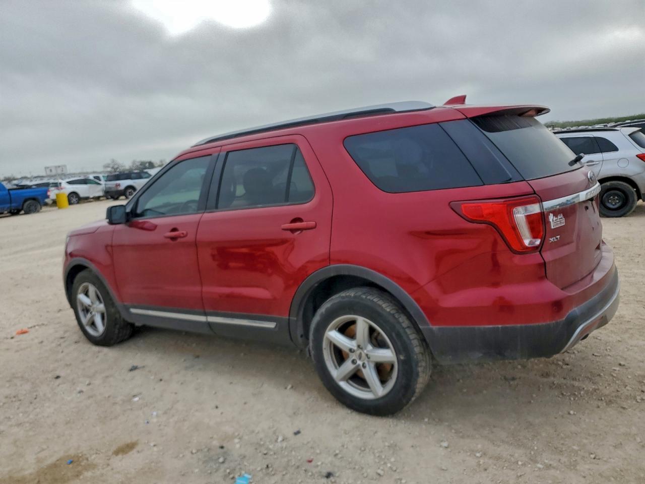 2016 FORD EXPLORER XLT photo 2