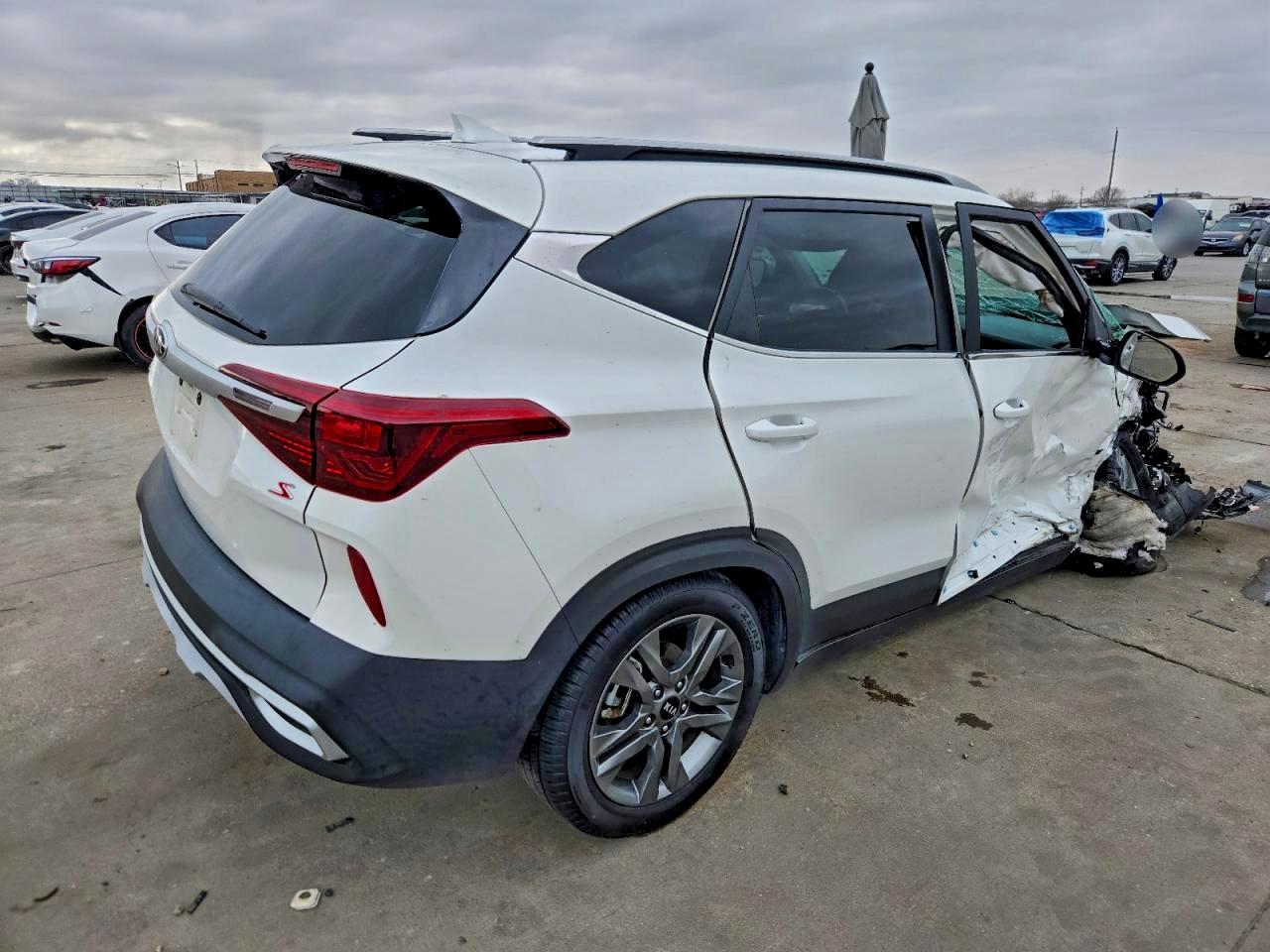 2021 KIA SELTOS S photo 3