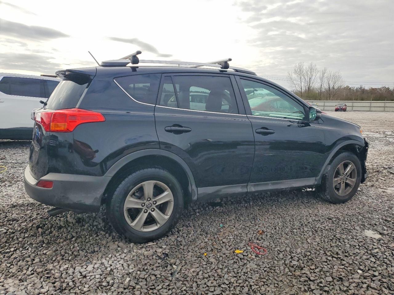 2015 TOYOTA RAV4 XLE photo 3