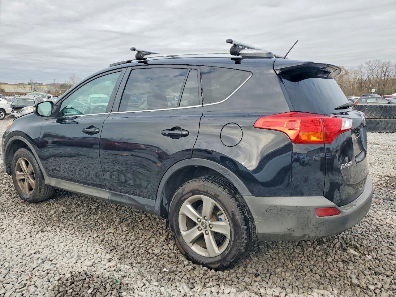 2015 TOYOTA RAV4 XLE photo 2