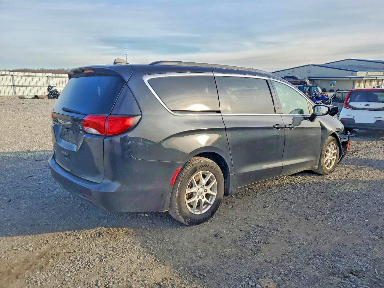 2021 CHRYSLER VOYAGER LXI photo 3