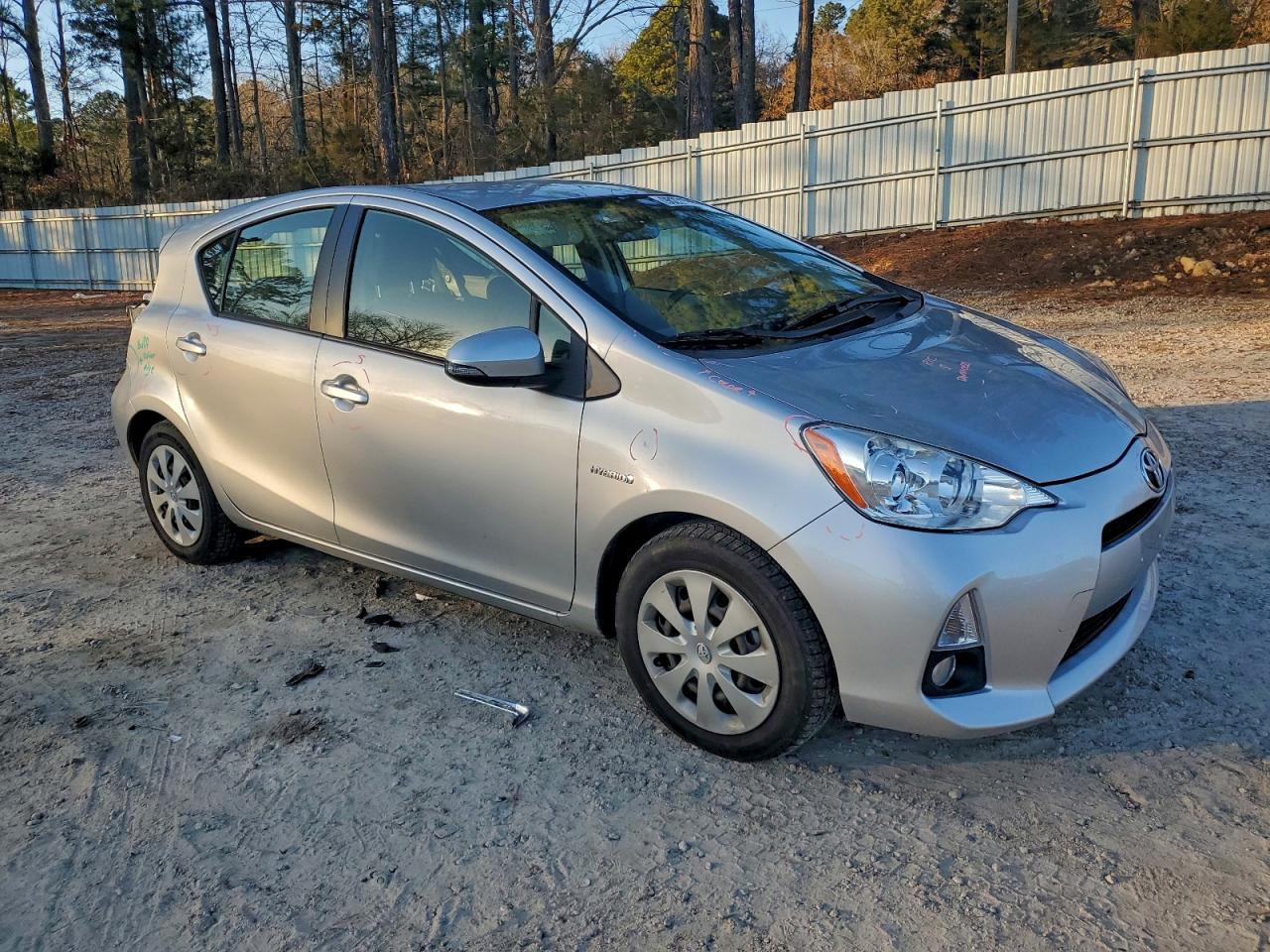 2013 TOYOTA PRIUS C photo 4