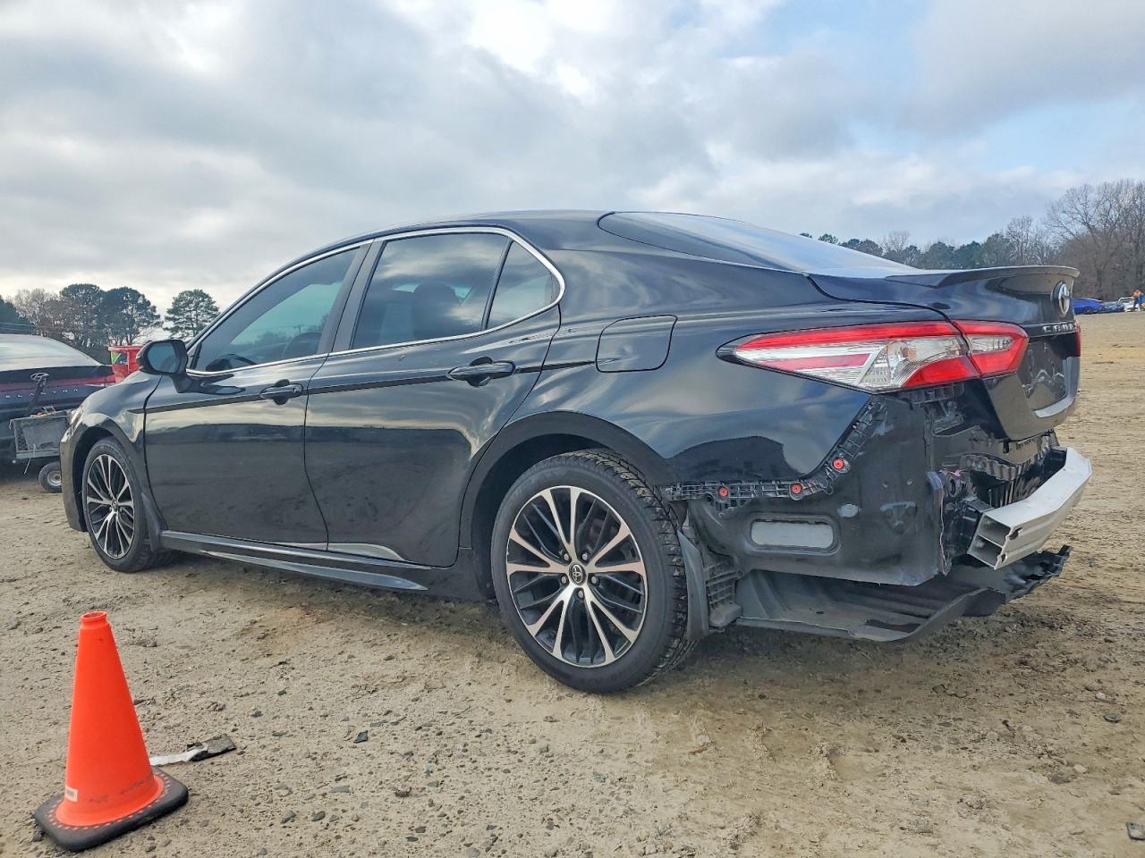 2018 TOYOTA CAMRY L photo 3