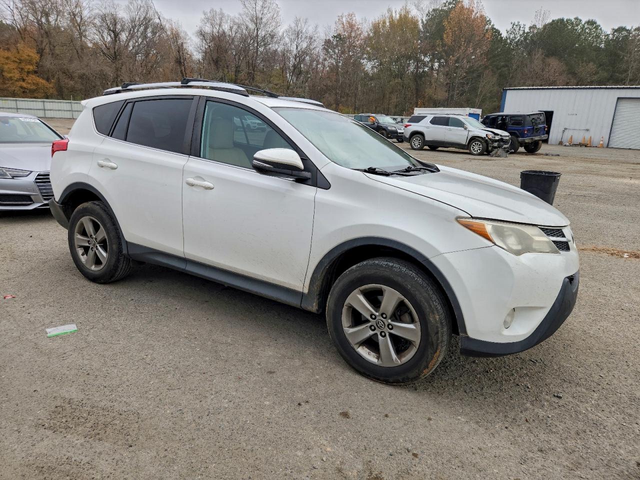 2015 TOYOTA RAV4 XLE photo 4