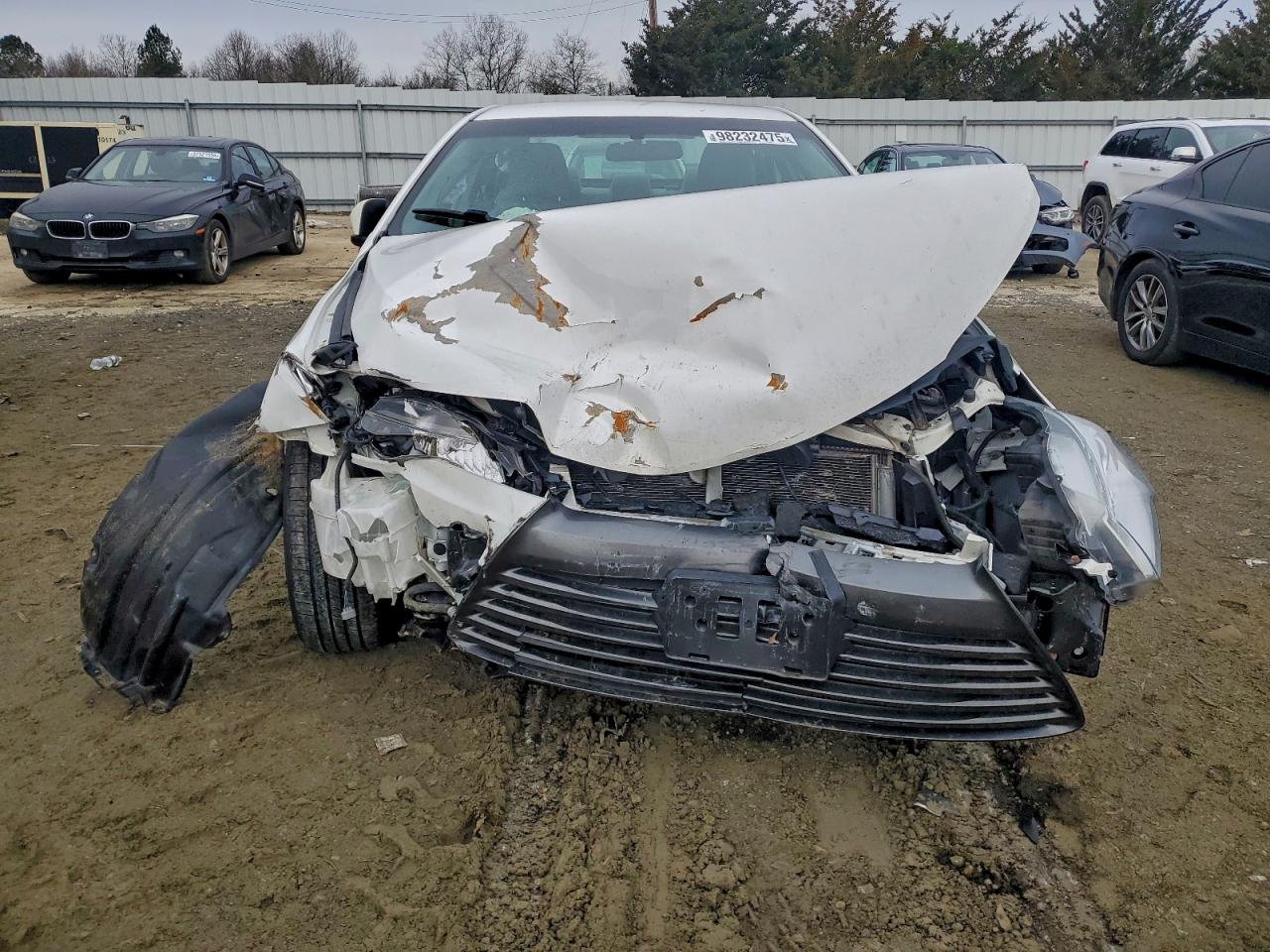 2016 TOYOTA CAMRY LE photo 5