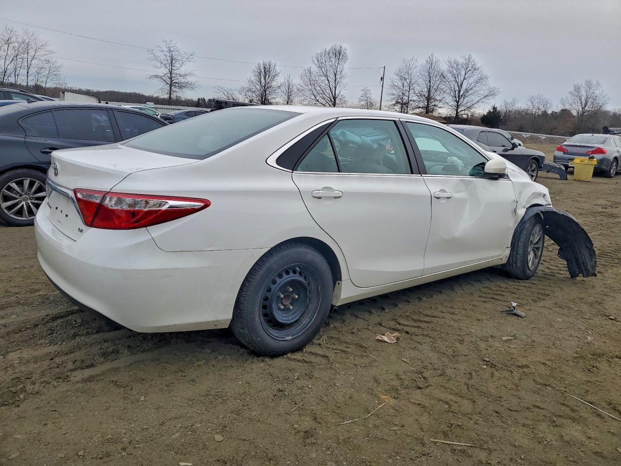 2016 TOYOTA CAMRY LE photo 3