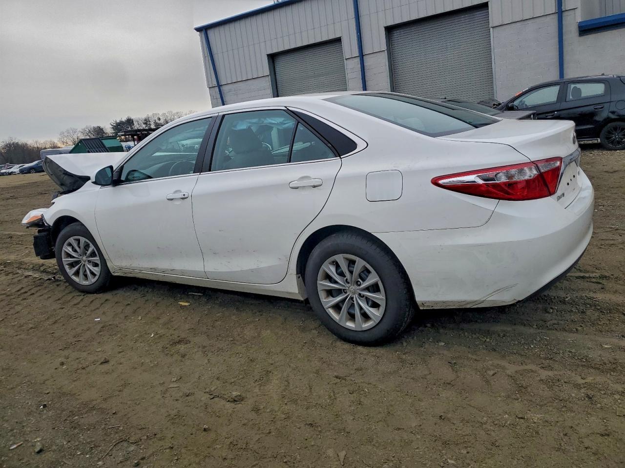 2016 TOYOTA CAMRY LE photo 2