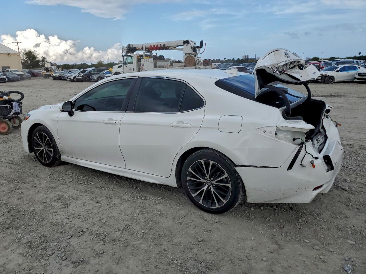 2020 TOYOTA CAMRY SE photo 2