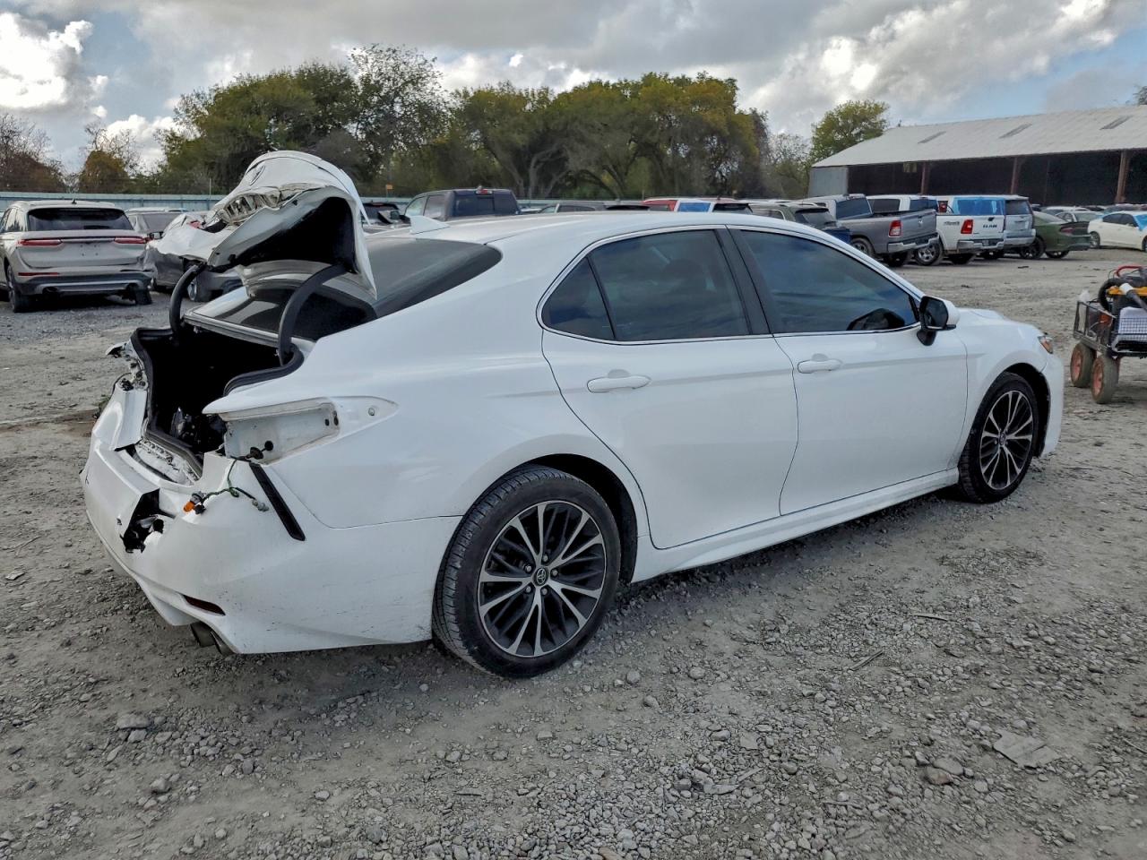 2020 TOYOTA CAMRY SE photo 3