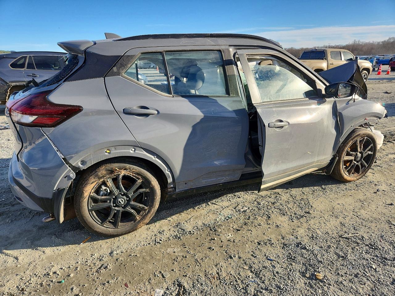2023 NISSAN KICKS SR photo 3