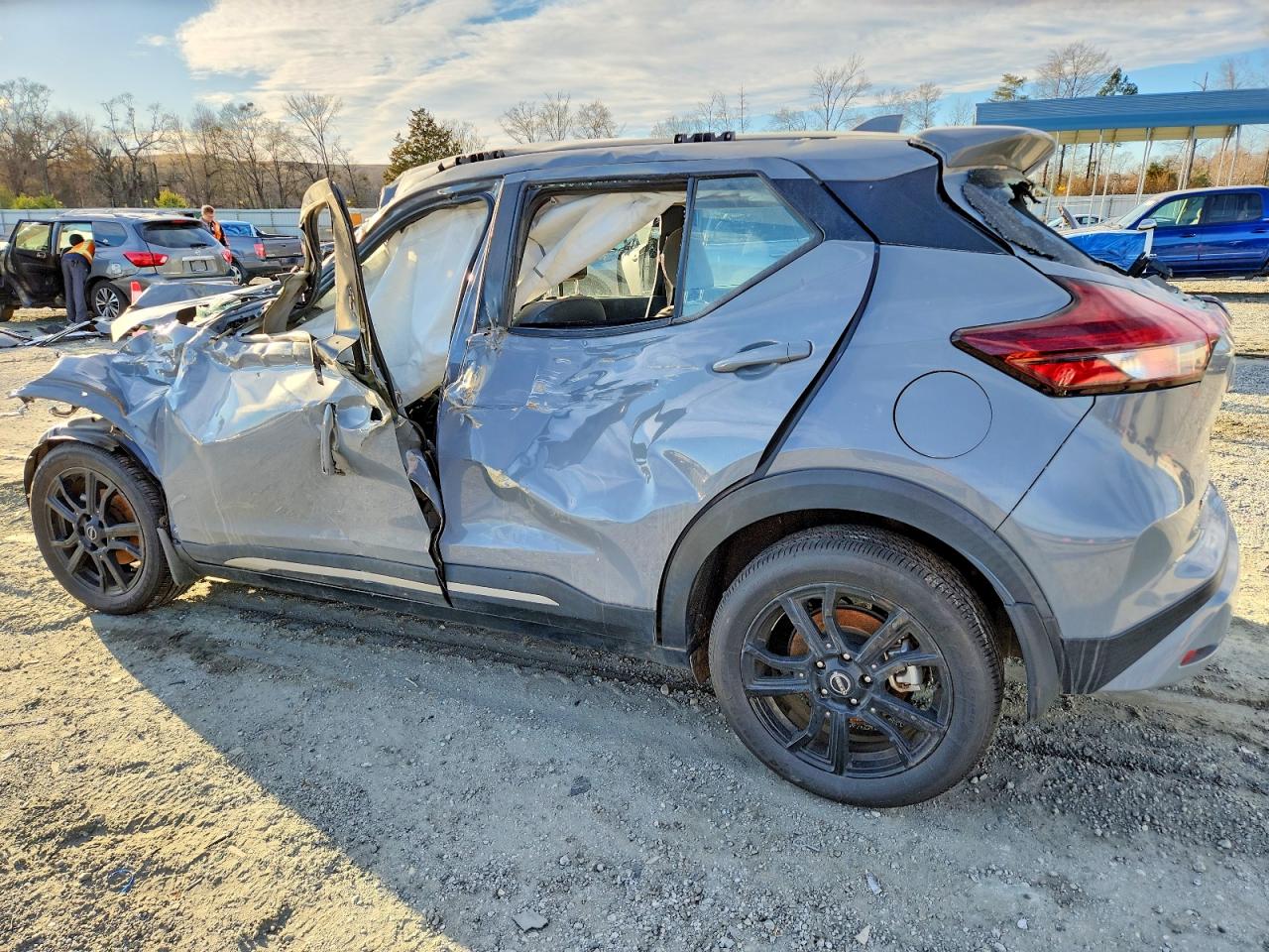 2023 NISSAN KICKS SR photo 2
