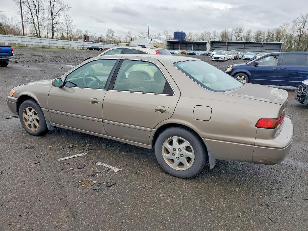 1999 TOYOTA CAMRY LE photo 2