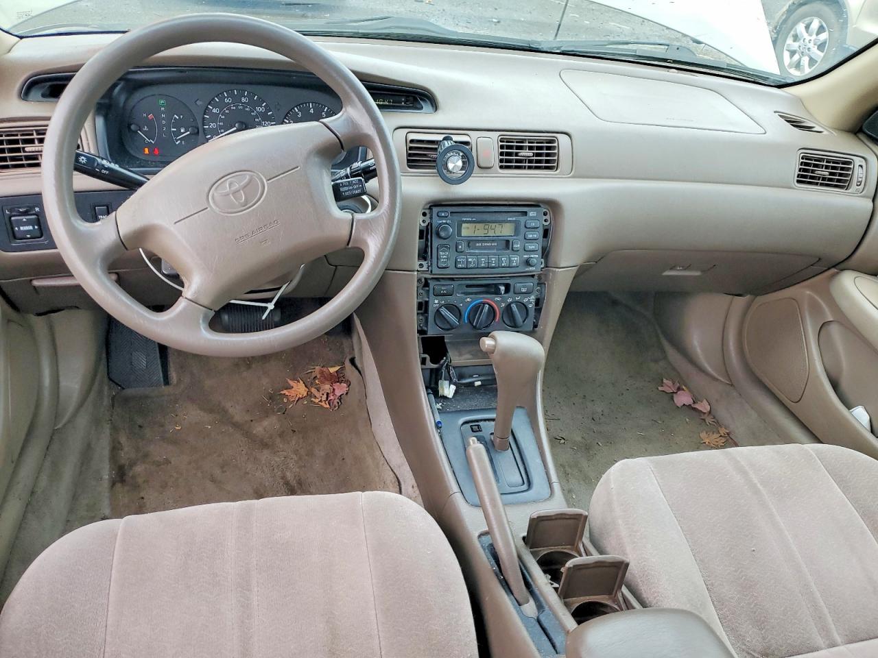 1999 TOYOTA CAMRY LE photo 8