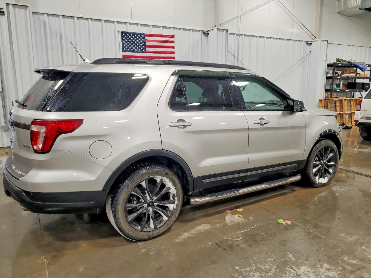 2018 FORD EXPLORER XLT photo 3