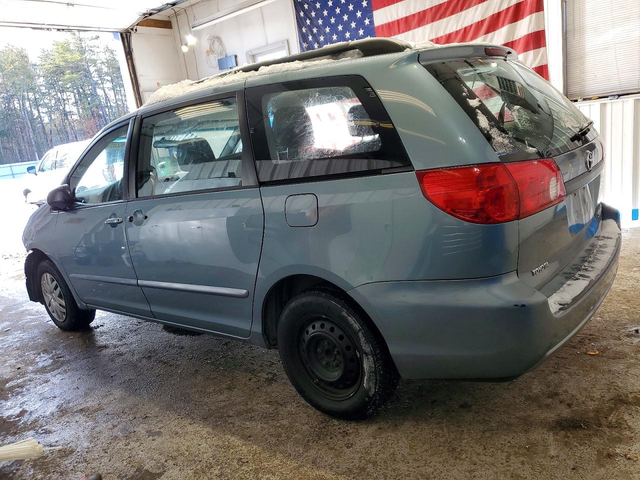 2009 TOYOTA SIENNA CE photo 4