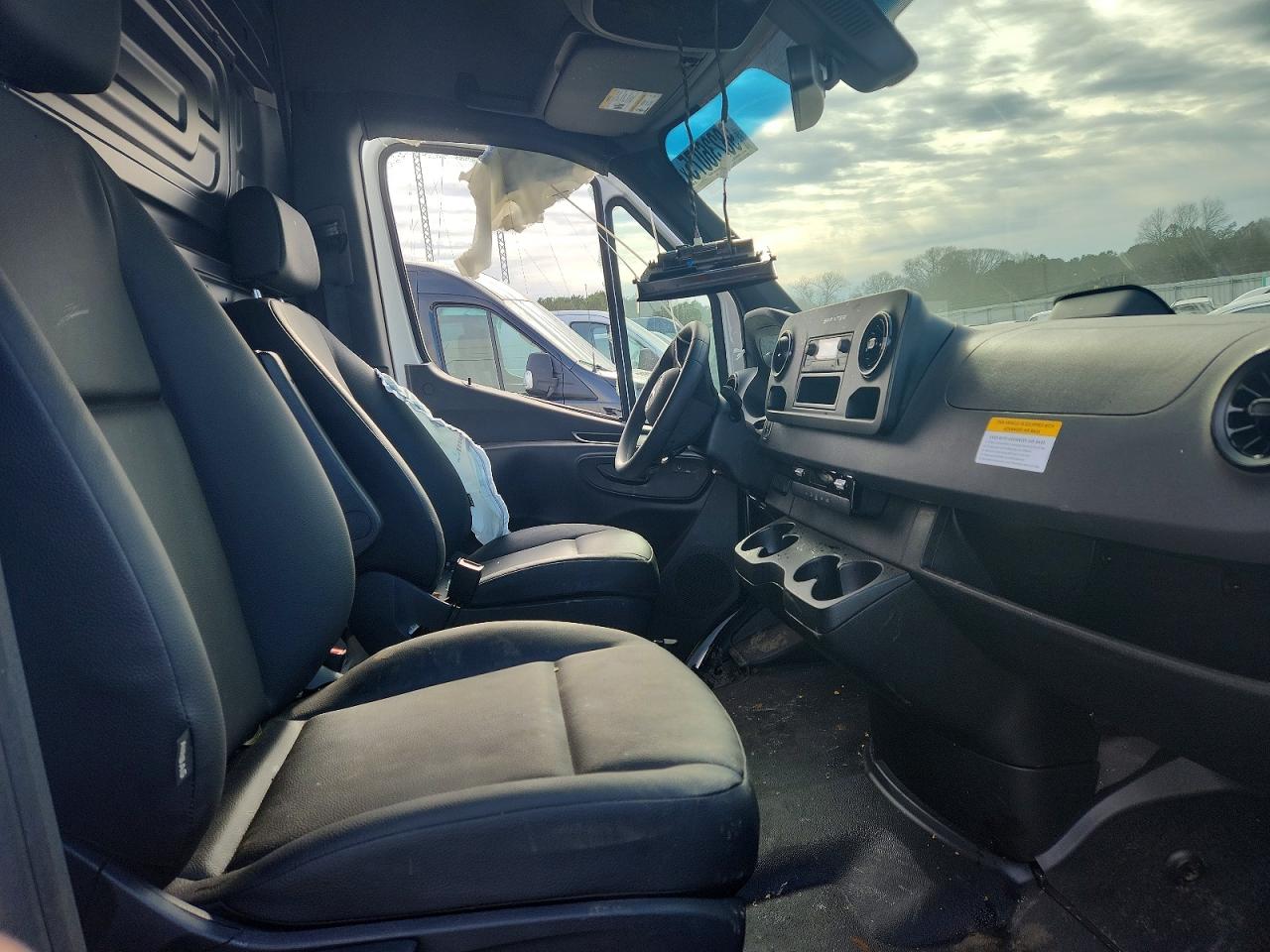 2025 MERCEDES BENZ SPRINTER DELIVERY VAN photo 11