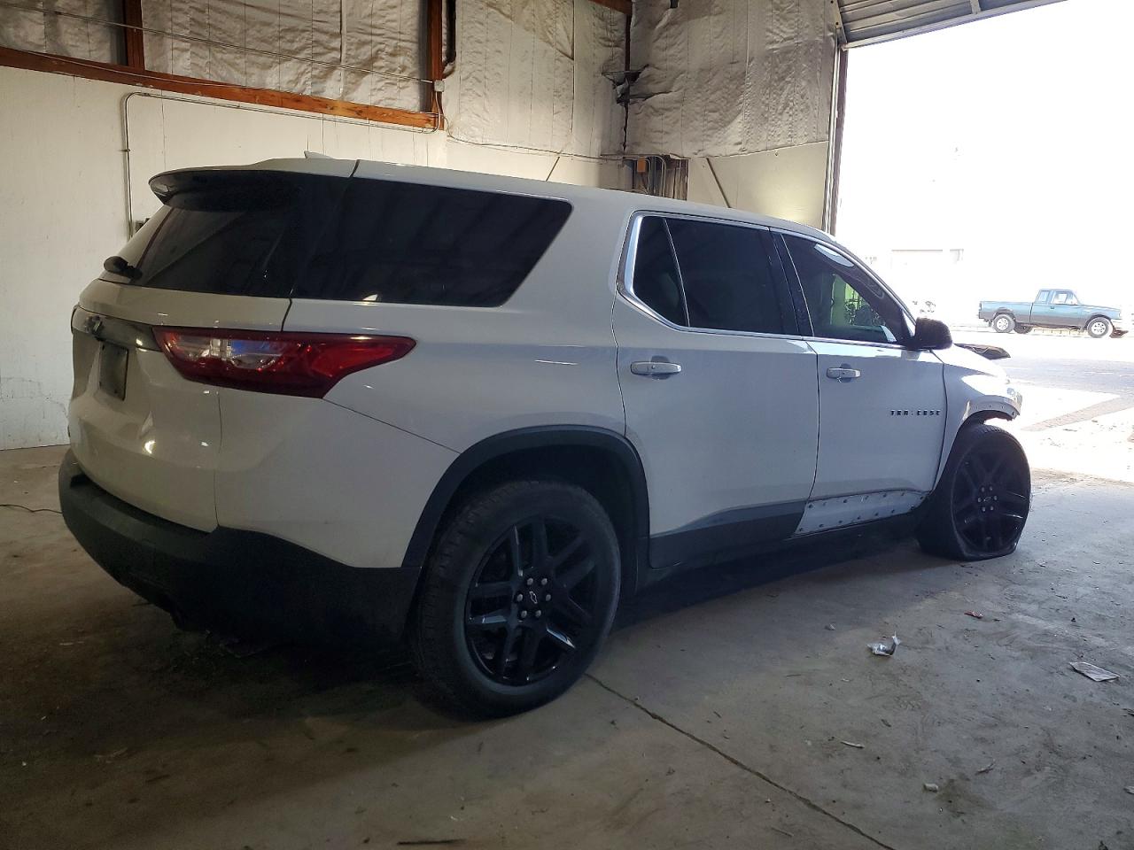 2020 CHEVROLET TRAVERSE LS photo 3