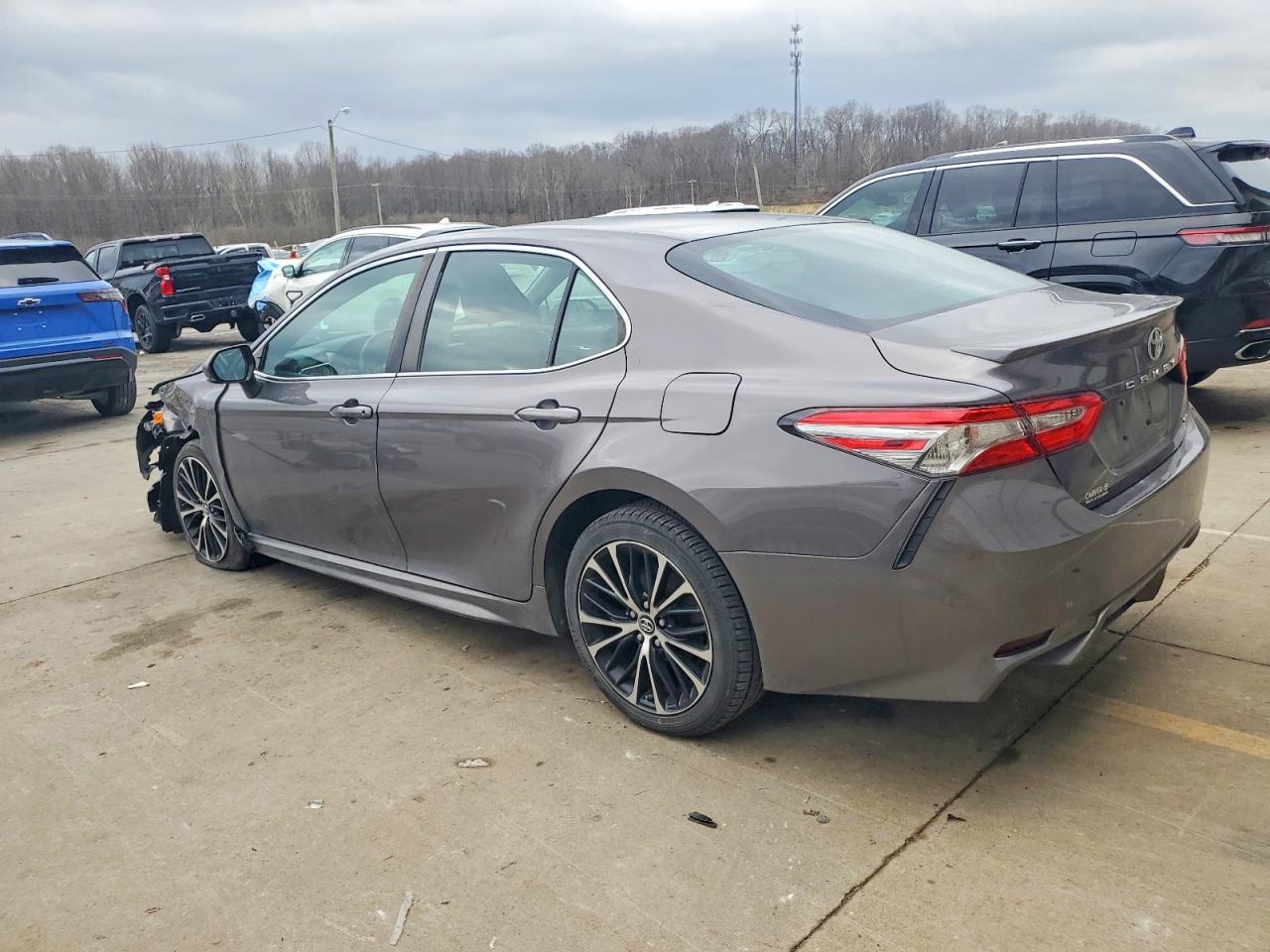 2018 TOYOTA CAMRY L photo 2