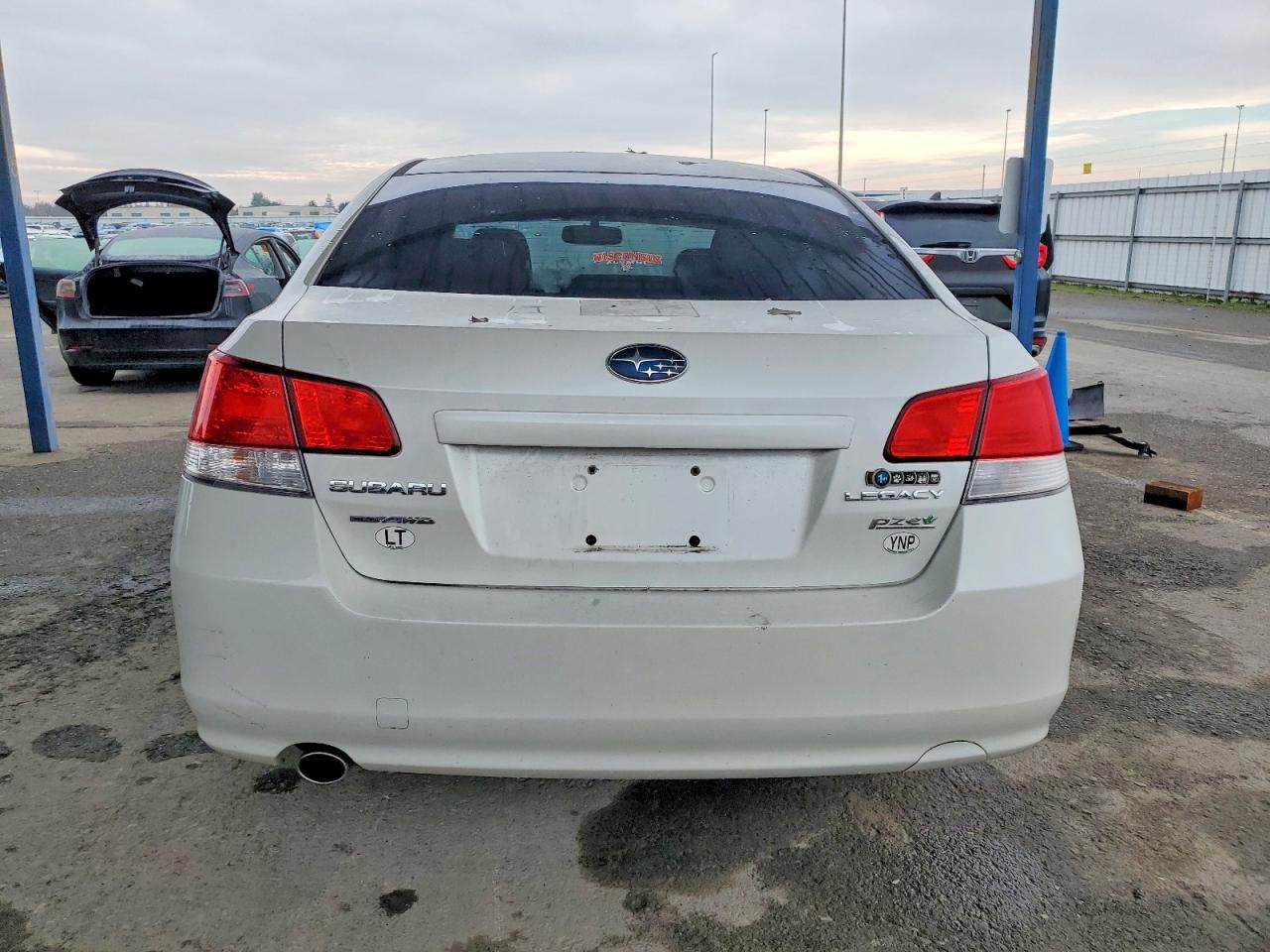 2013 SUBARU LEGACY photo 6