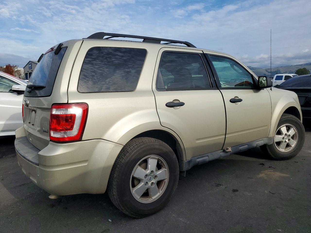 2011 FORD ESCAPE XLT photo 3