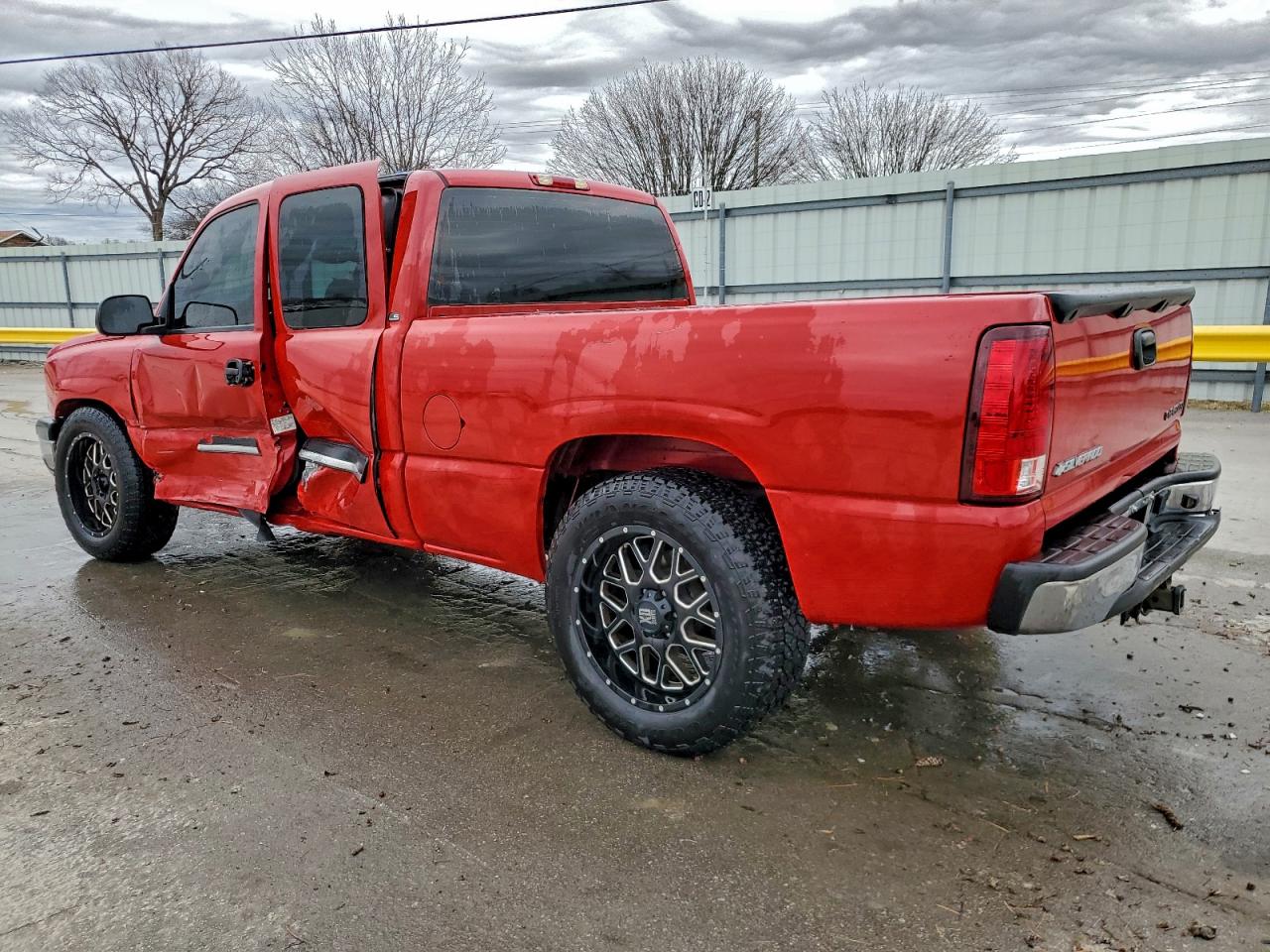2004 CHEVROLET SILVERADO C1500 photo 2