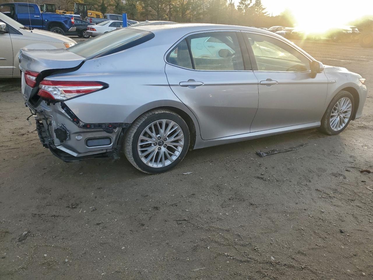 2018 TOYOTA CAMRY HYBRID photo 5