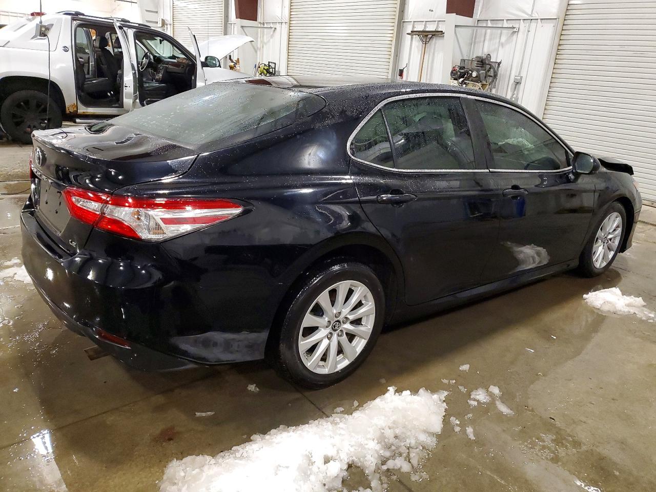 2018 TOYOTA CAMRY L photo 3