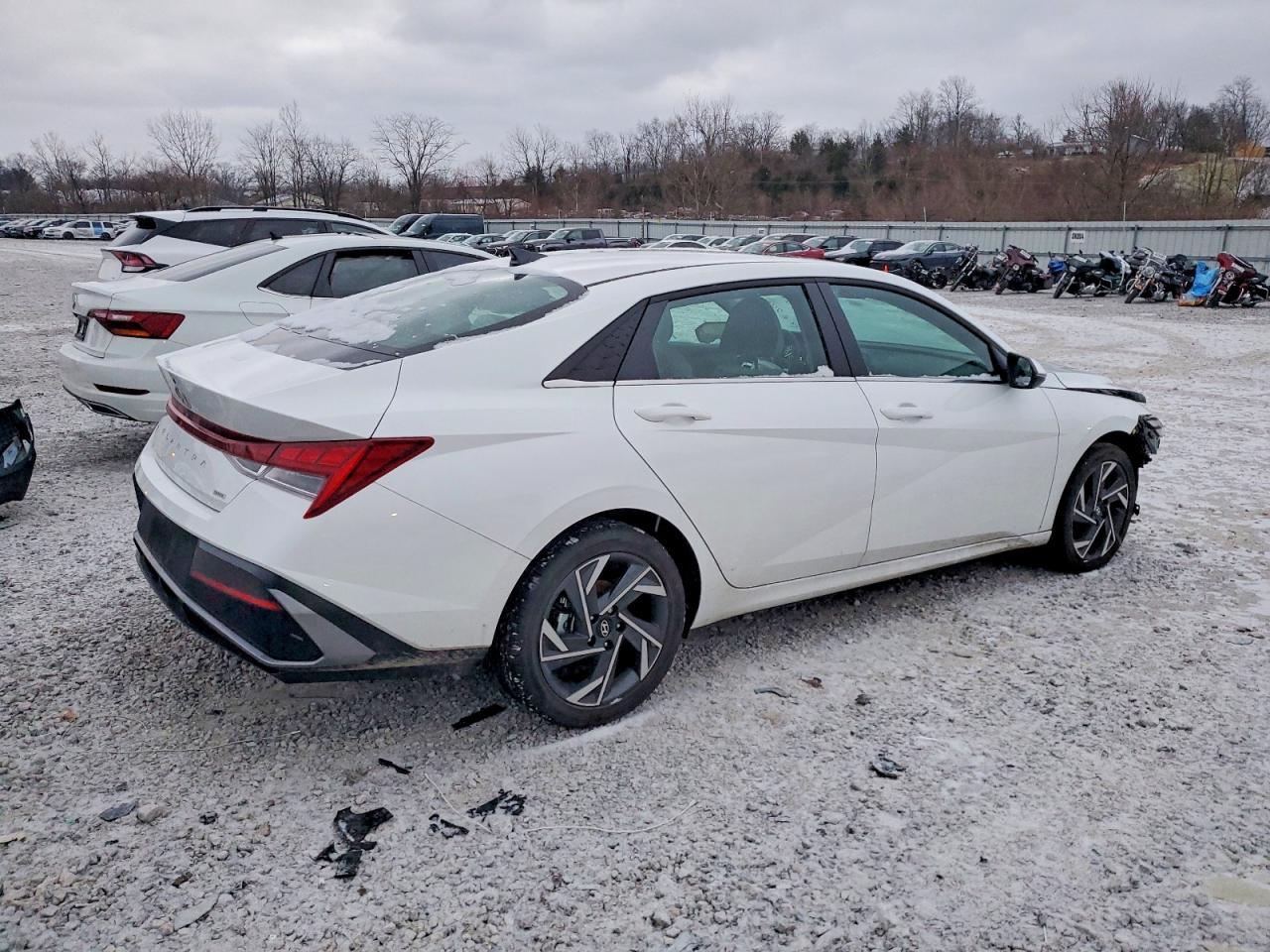 2025 HYUNDAI ELANTRA photo 3