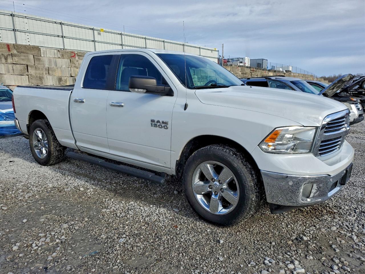 2016 RAM 1500 SLT photo 4