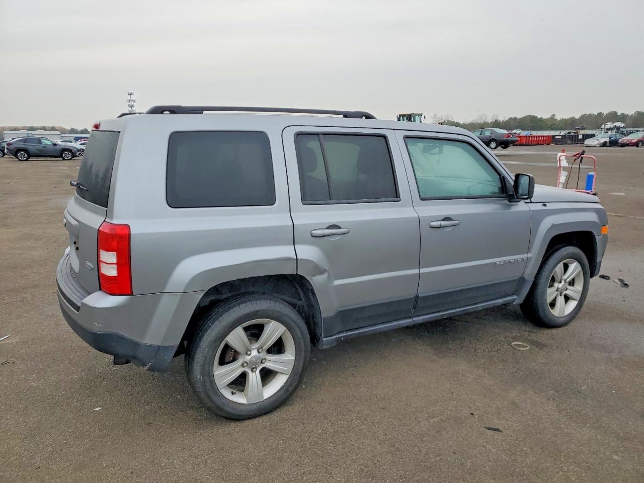 2014 JEEP PATRIOT LATITUDE photo 3