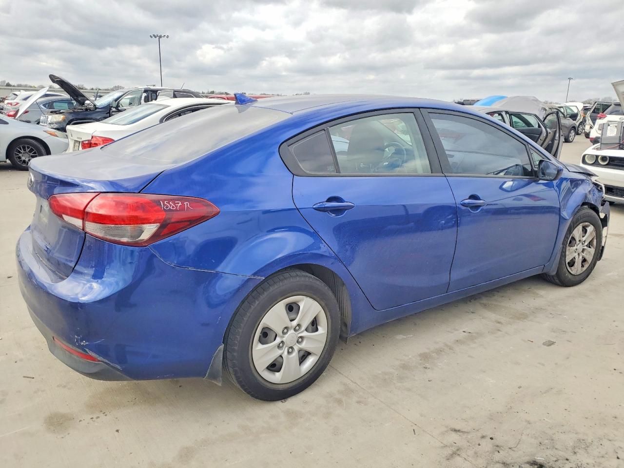 2017 KIA FORTE LX photo 3
