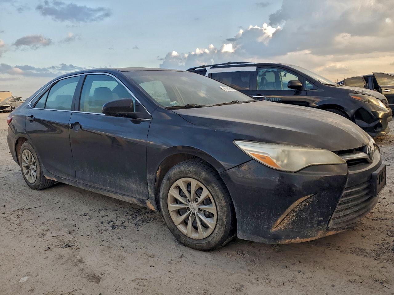 2015 TOYOTA CAMRY LE photo 4