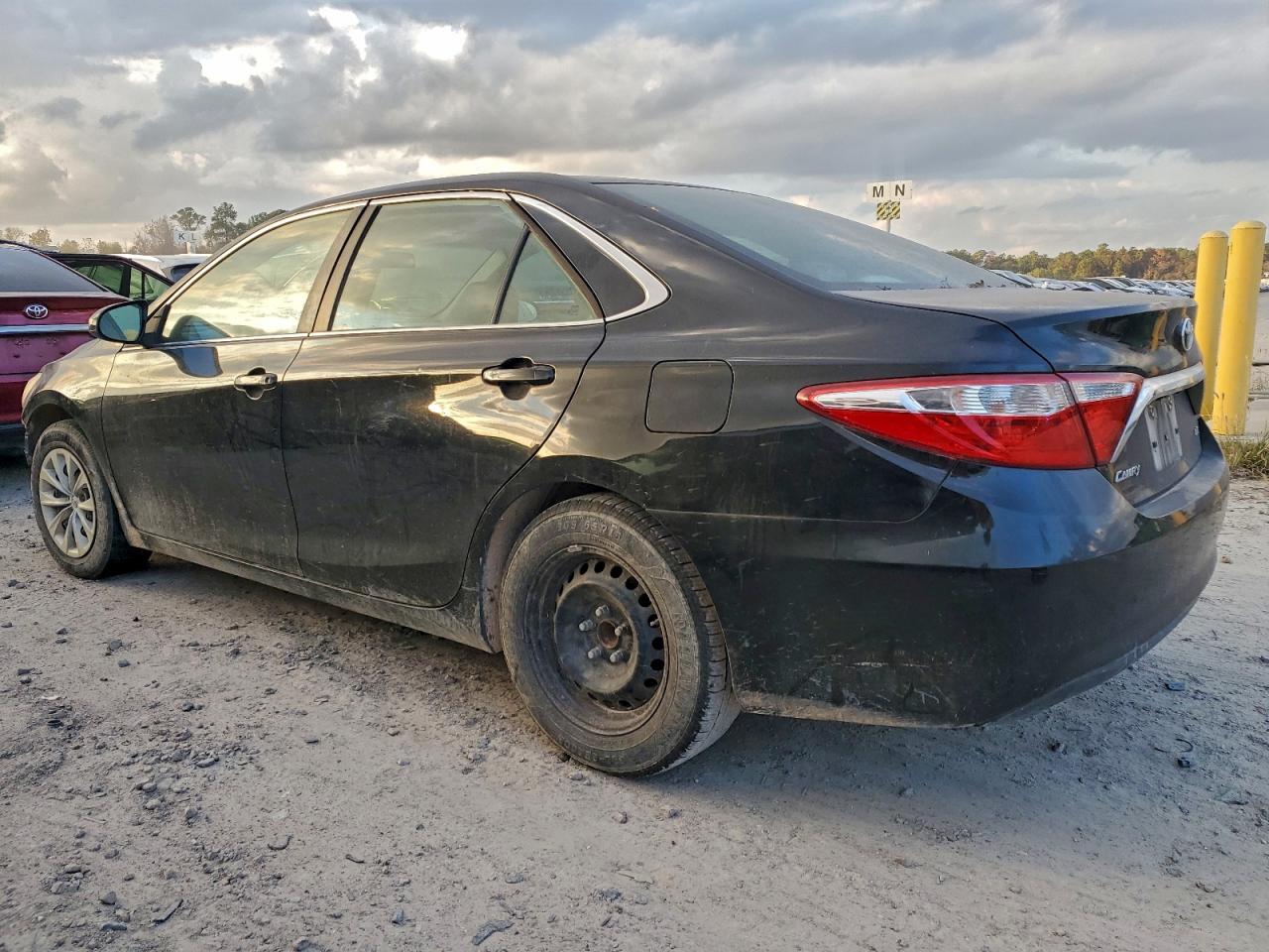2015 TOYOTA CAMRY LE photo 2
