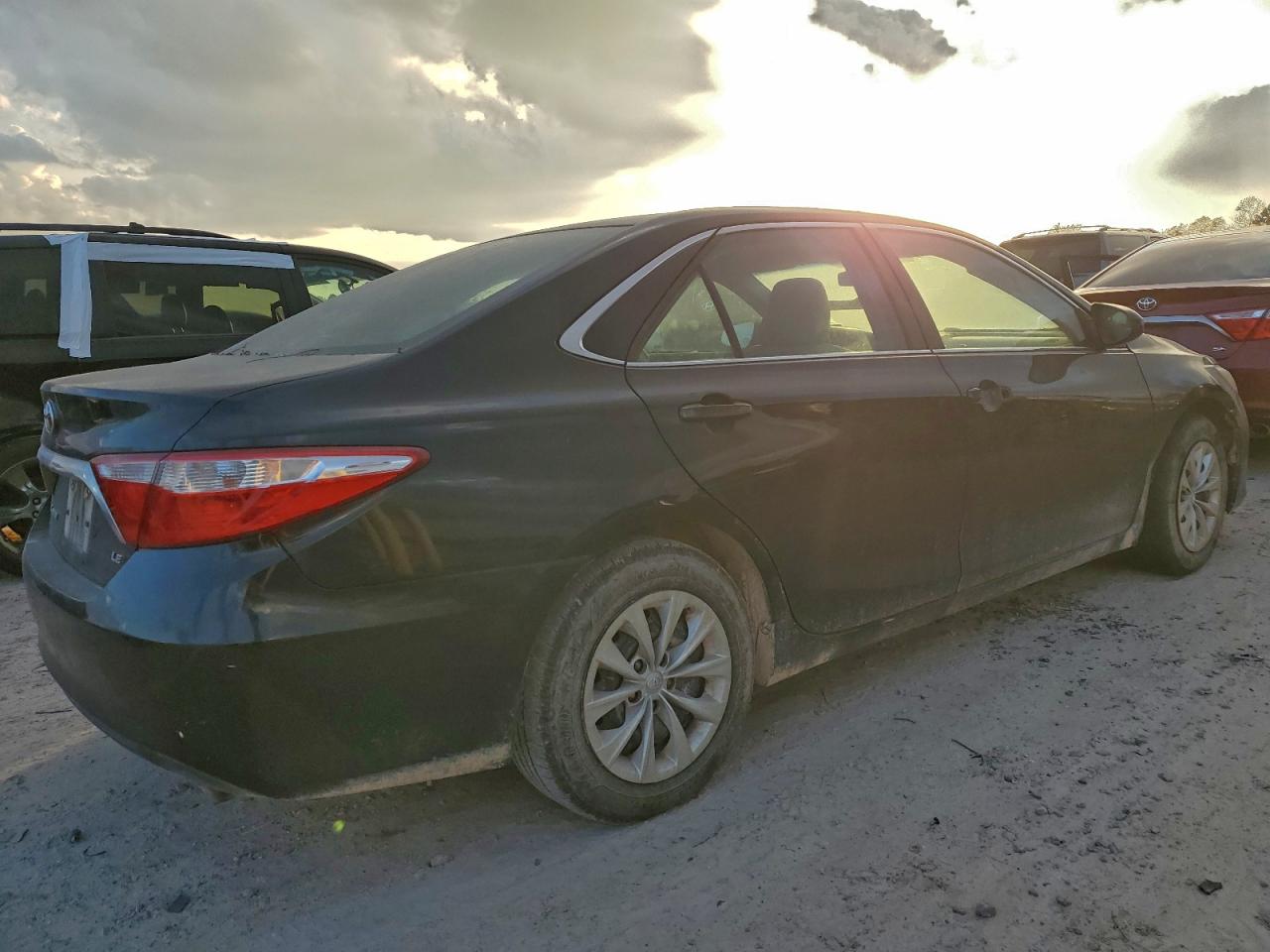 2015 TOYOTA CAMRY LE photo 3