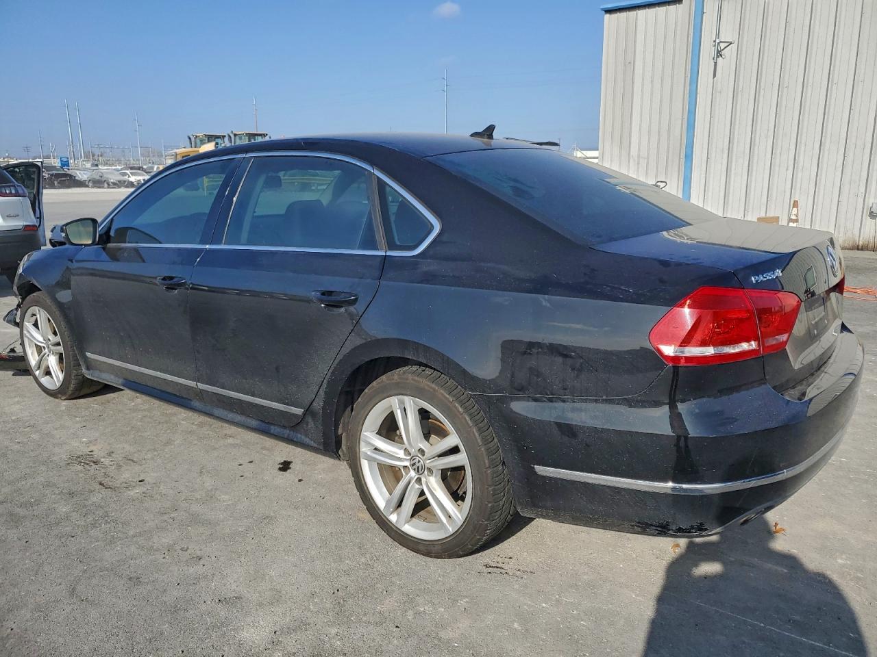 2014 VOLKSWAGEN PASSAT SEL photo 2