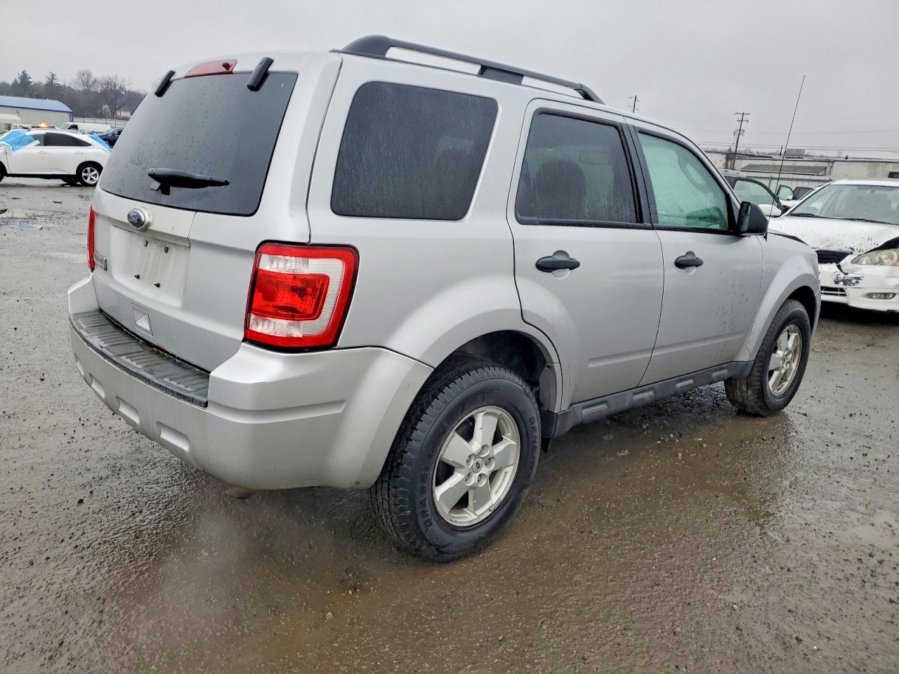 2010 FORD ESCAPE XLT photo 3
