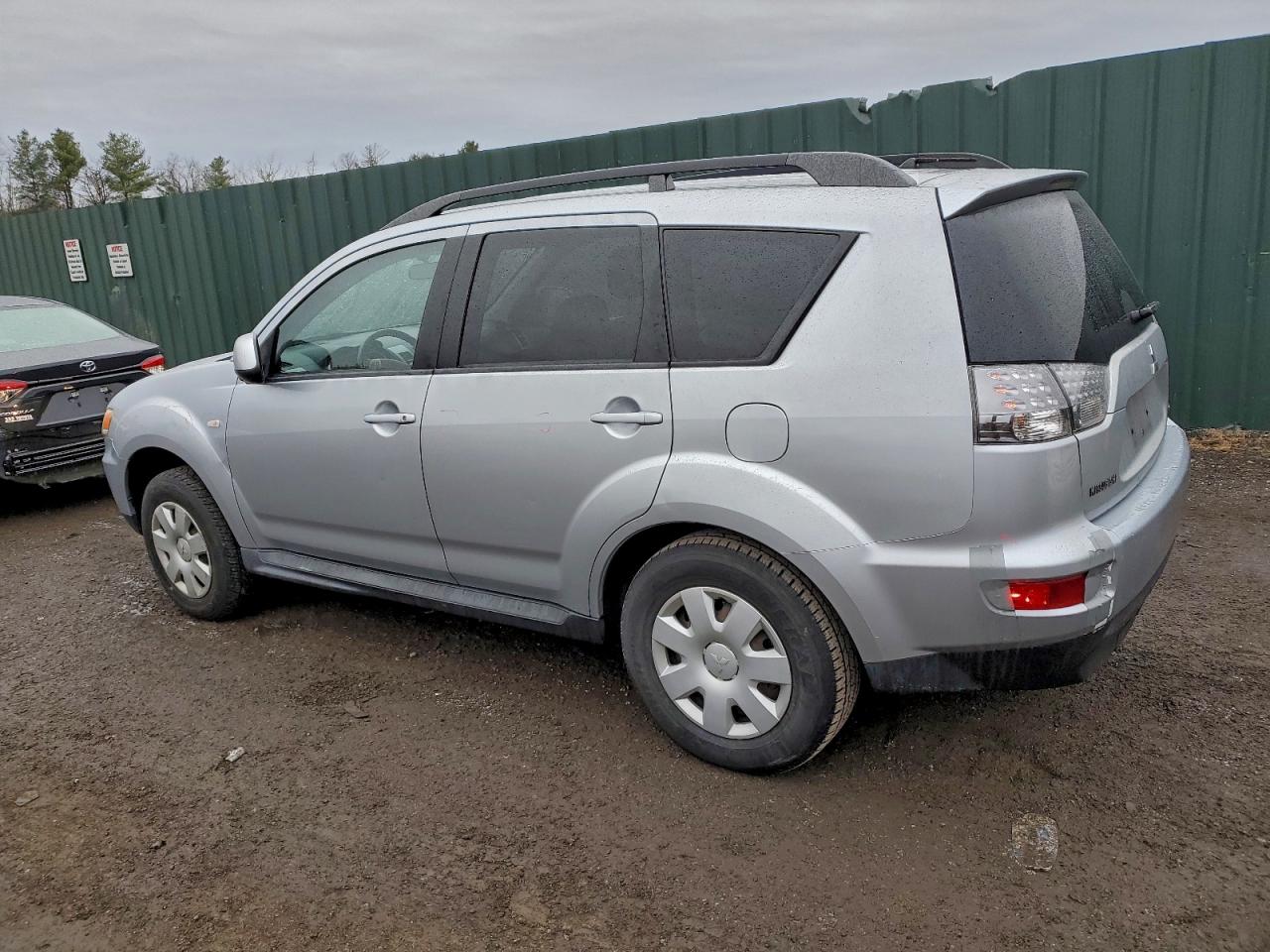 2011 MITSUBISHI OUTLANDER ES photo 2
