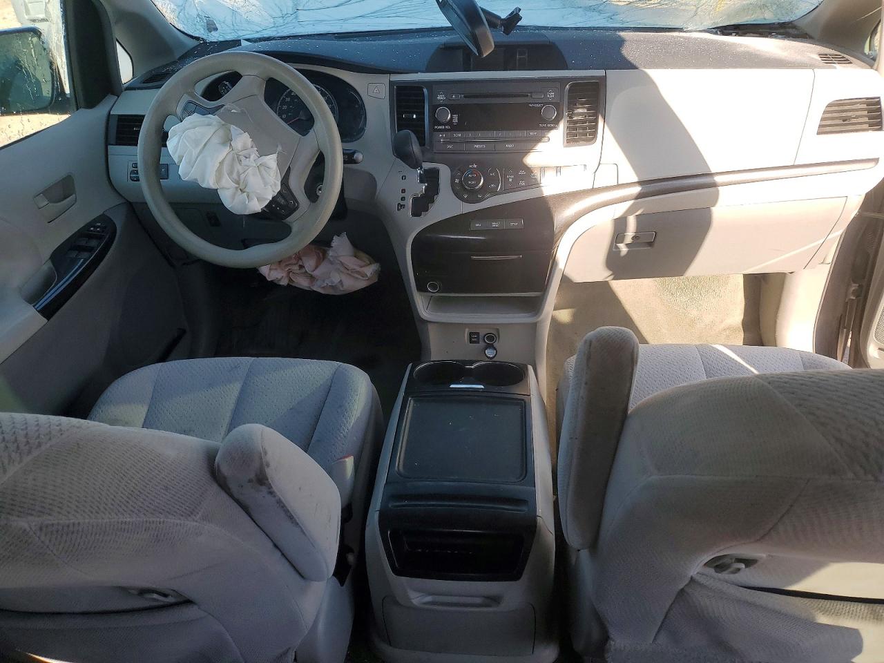 2013 TOYOTA SIENNA LE photo 8