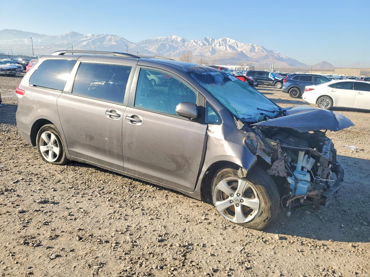 2013 TOYOTA SIENNA LE photo 4