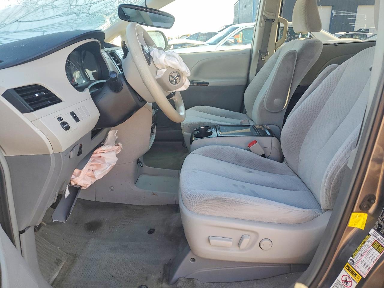 2013 TOYOTA SIENNA LE photo 7