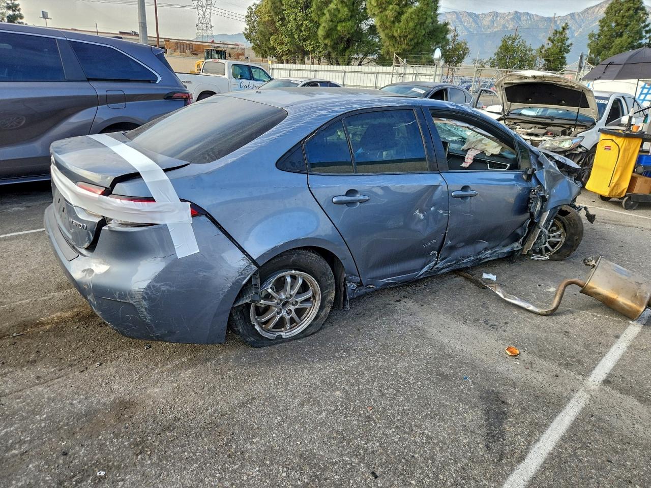 2021 TOYOTA COROLLA LE photo 3