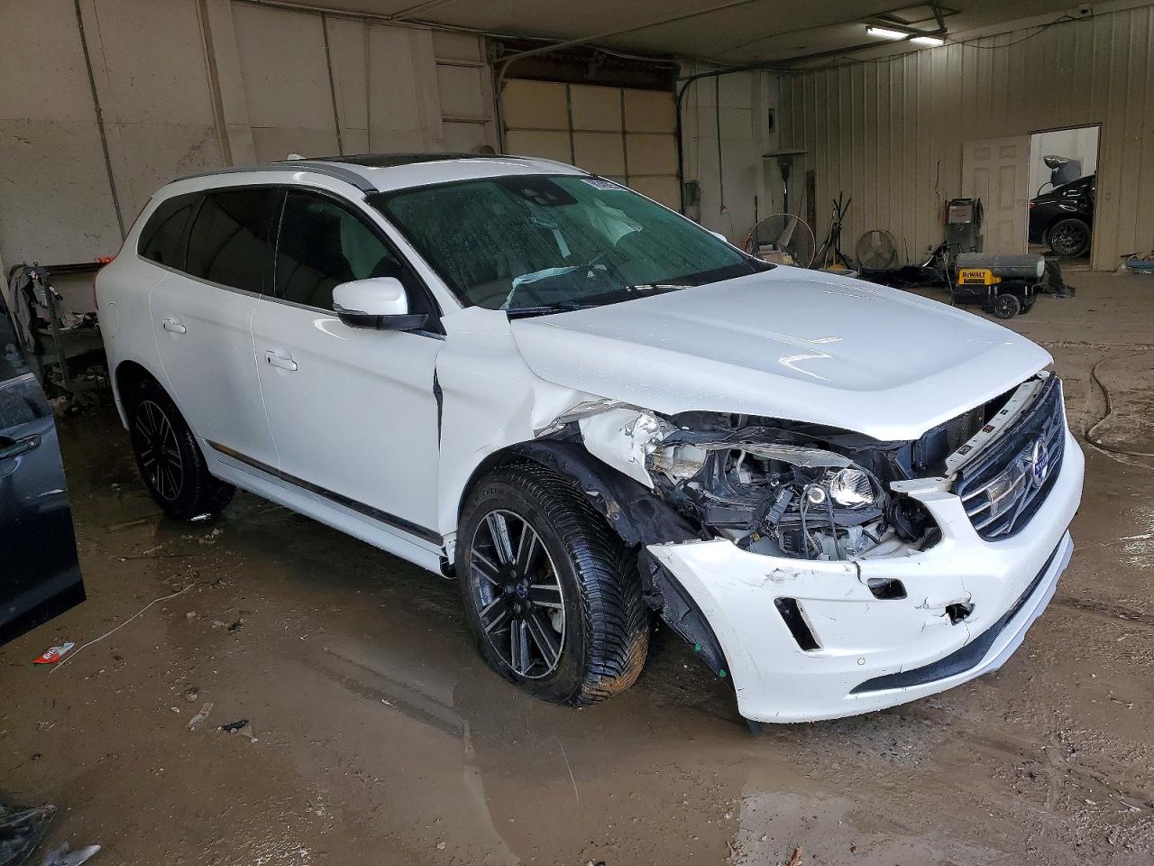 2016 VOLVO XC60 T5 PLATINUM photo 4