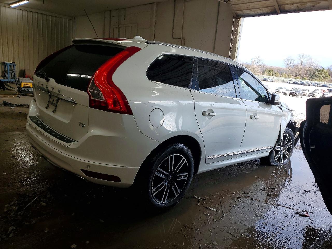 2016 VOLVO XC60 T5 PLATINUM photo 3