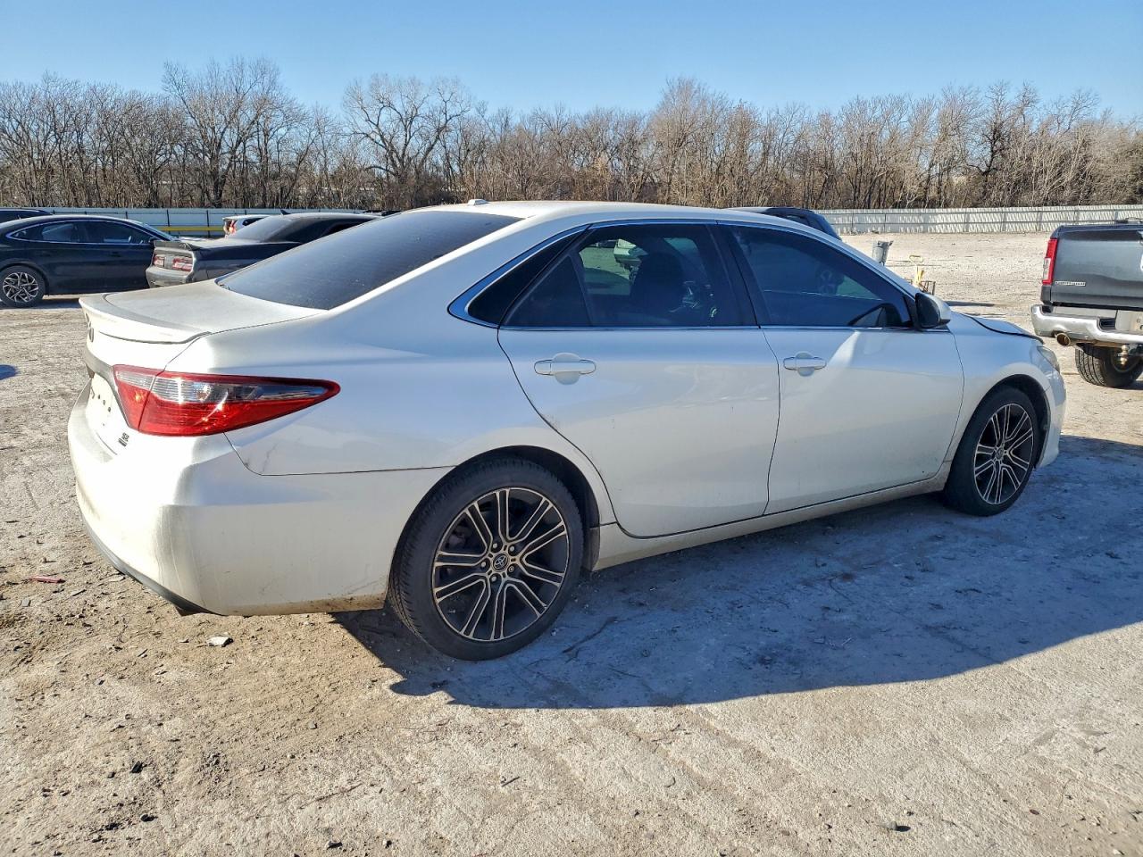 2016 TOYOTA CAMRY LE photo 3